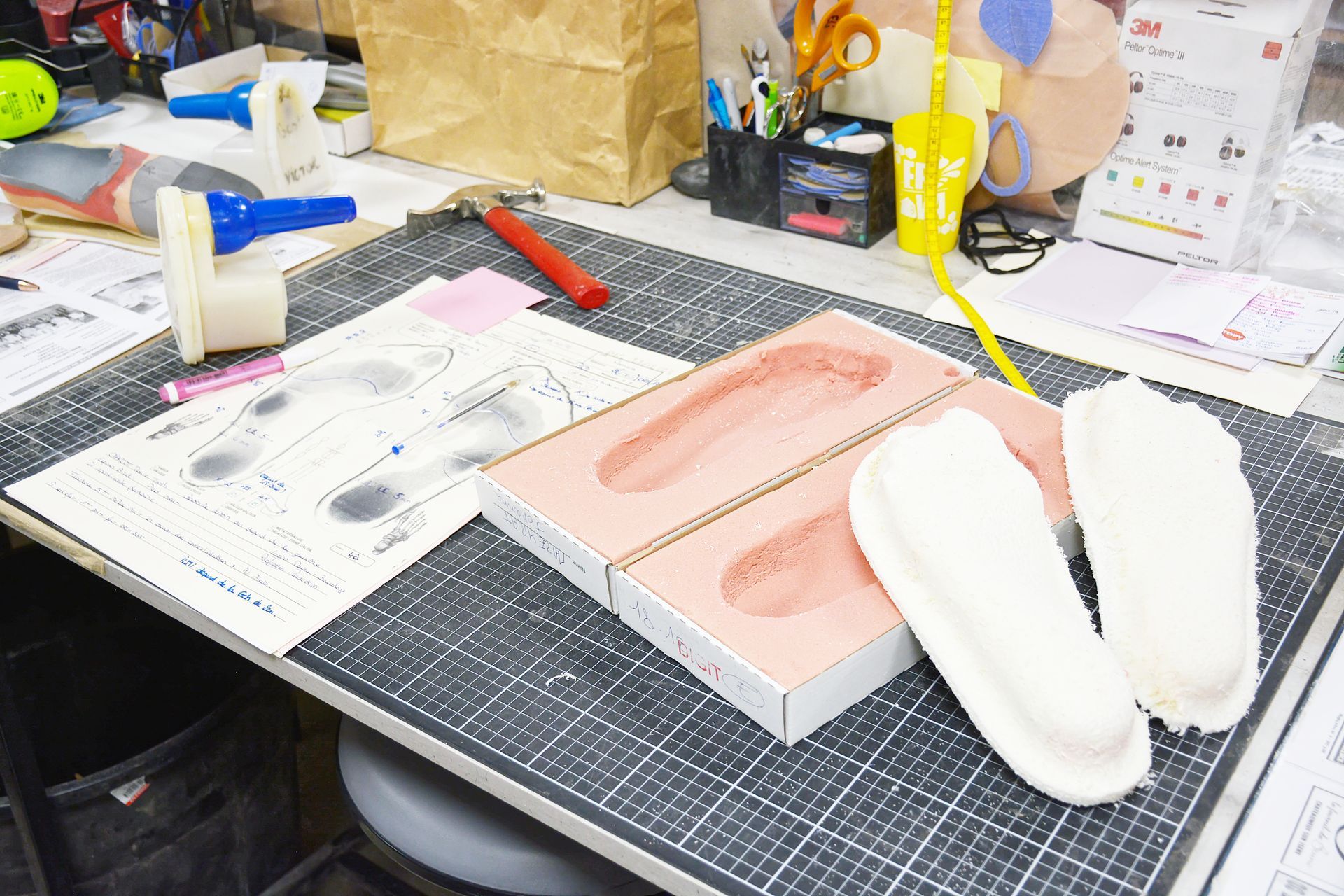 Des moulages de pieds et des semelles orthopédiques