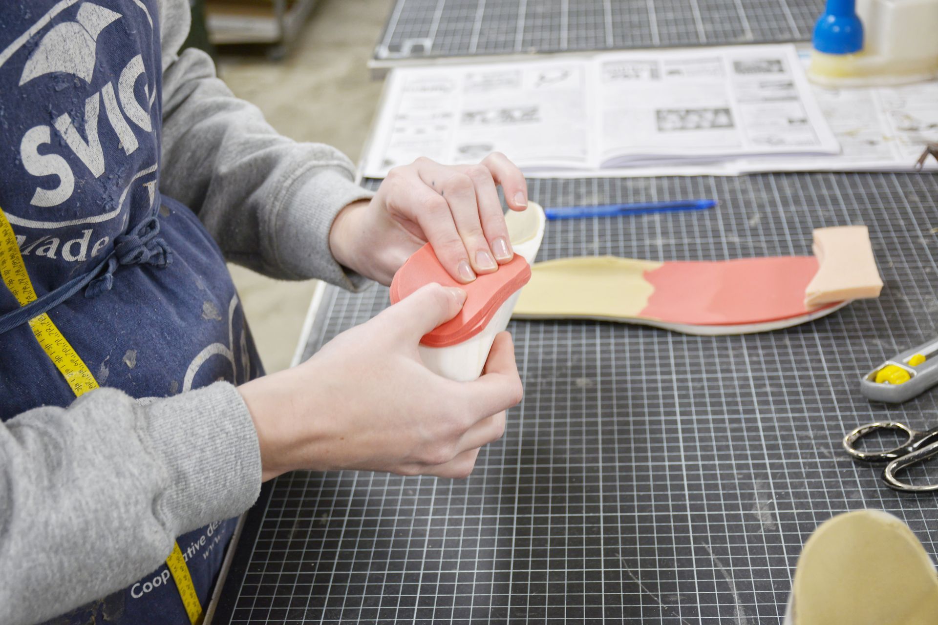 Un homme fabrique une semelle orthopédique