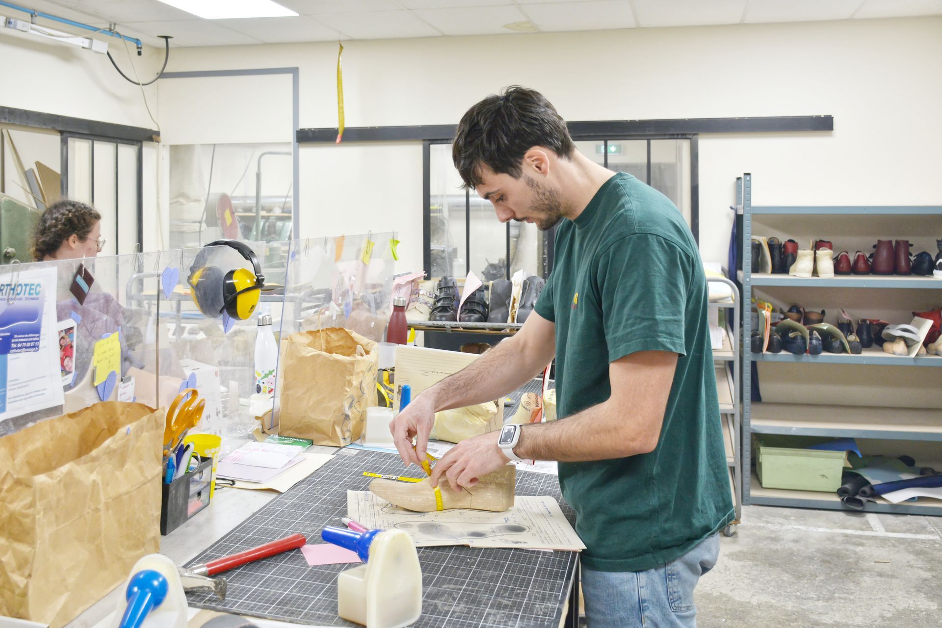 Un professionnel mesure un moulage de pied