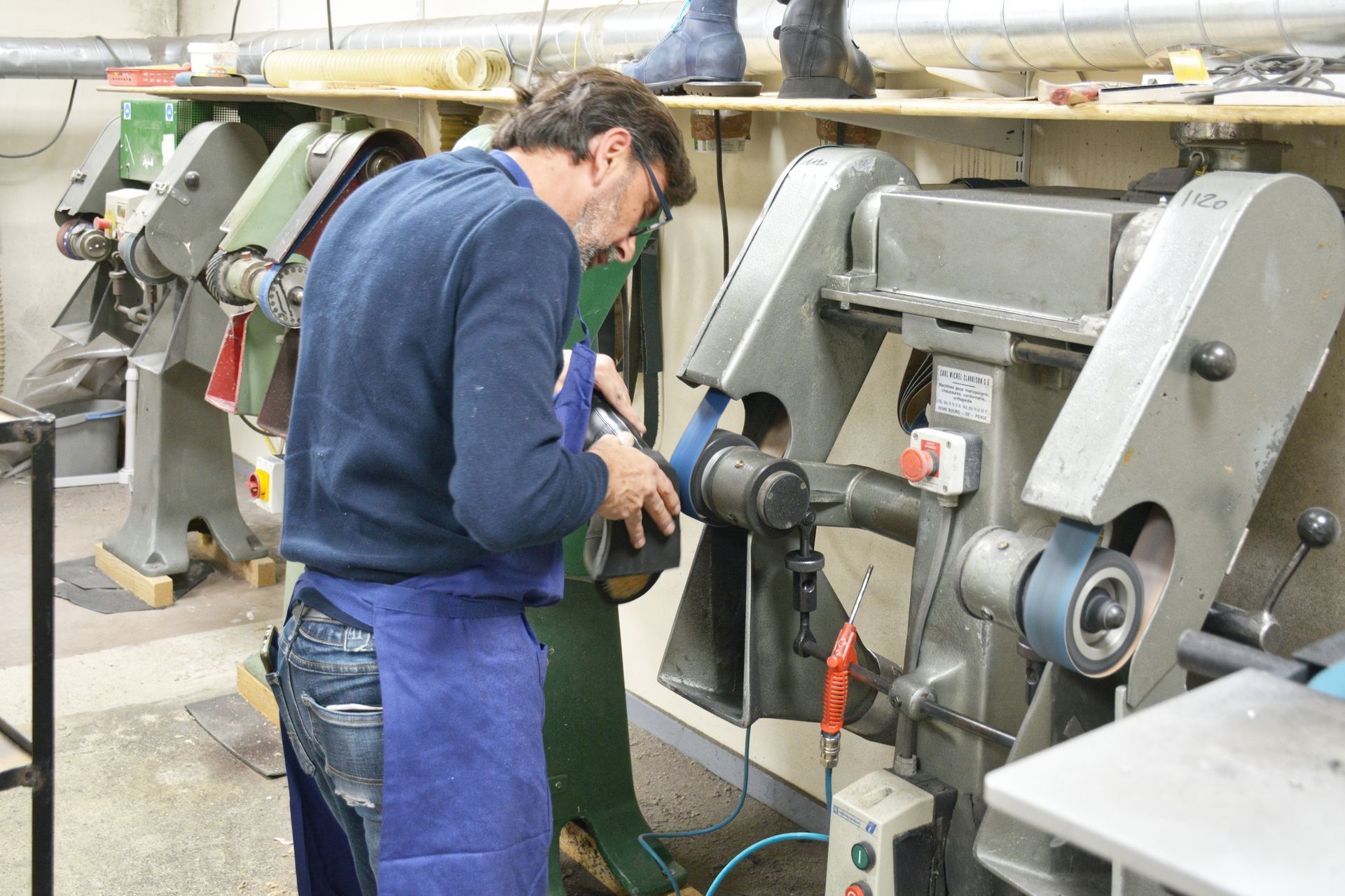 Un homme opère une machine