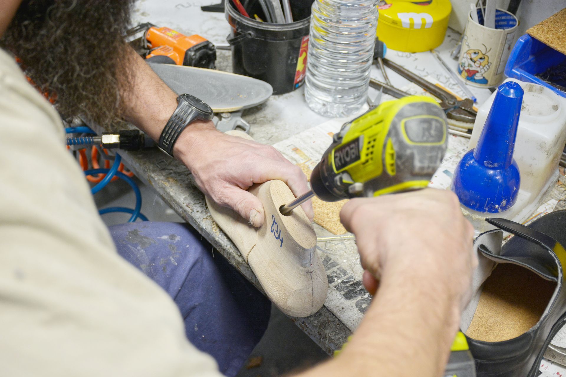 Une experte perce un moulage de pied