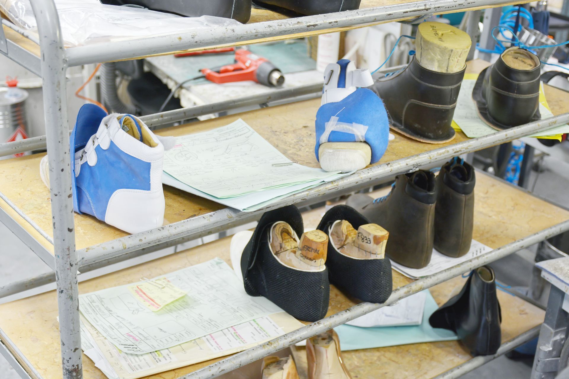 Des chaussures orthopédiques sur des étagères