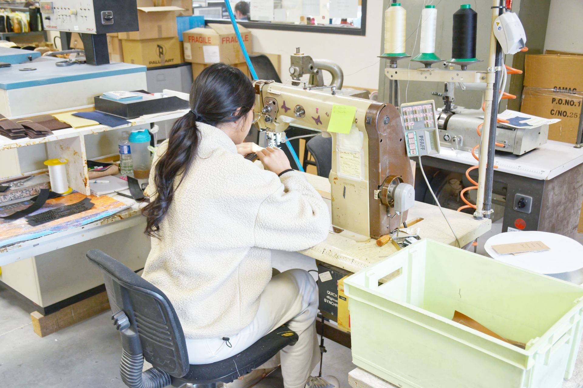 Une professionnelle de santé devant un ordinateur