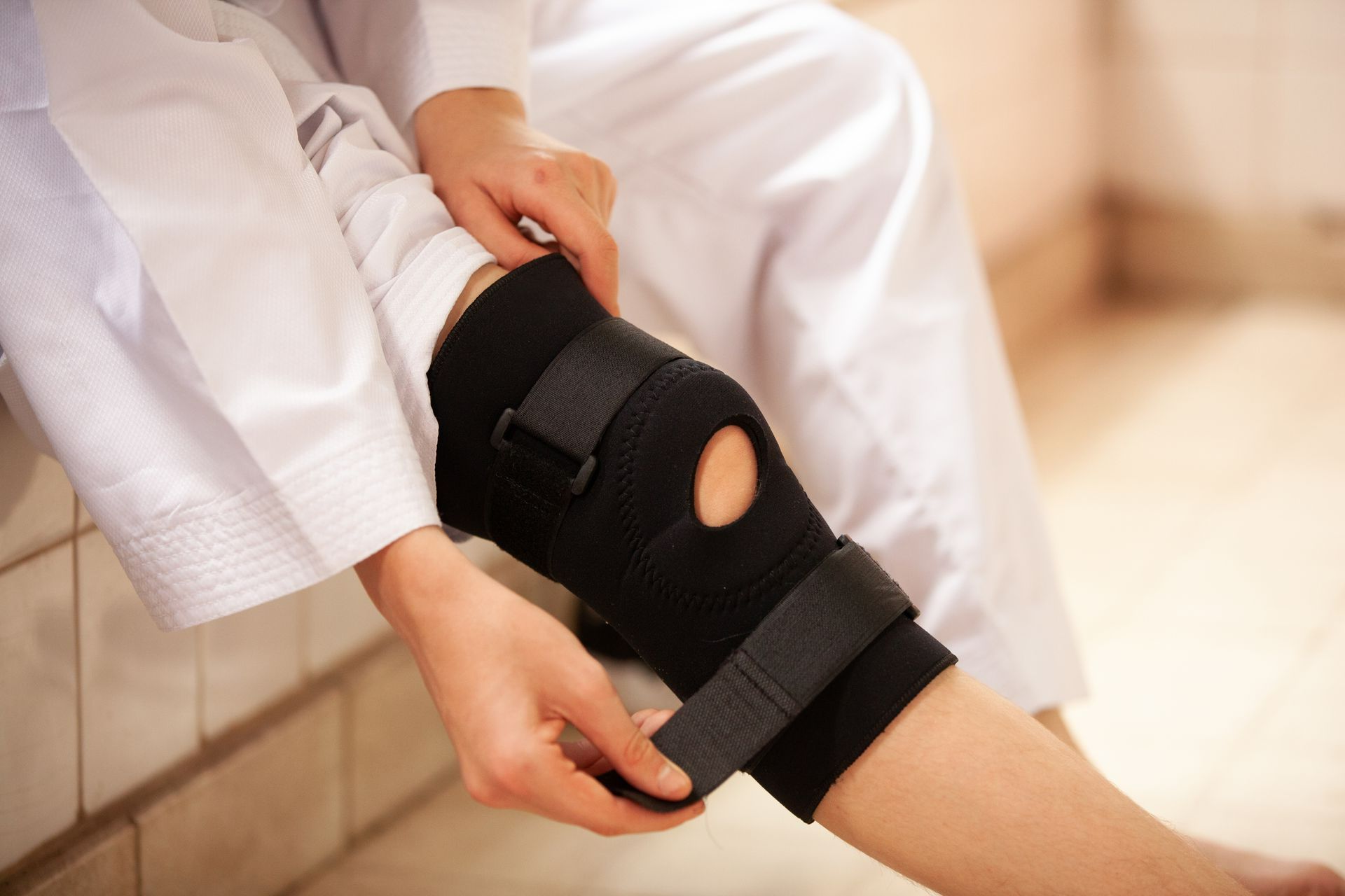 Une personne portant une attelle