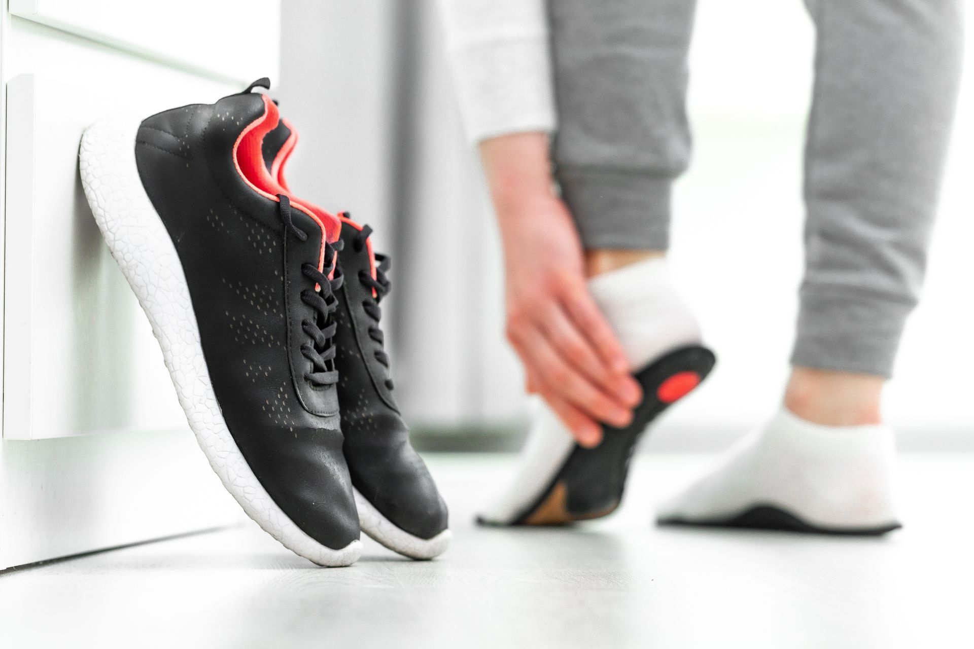 Chaussures thérapeutiques noires et rouges