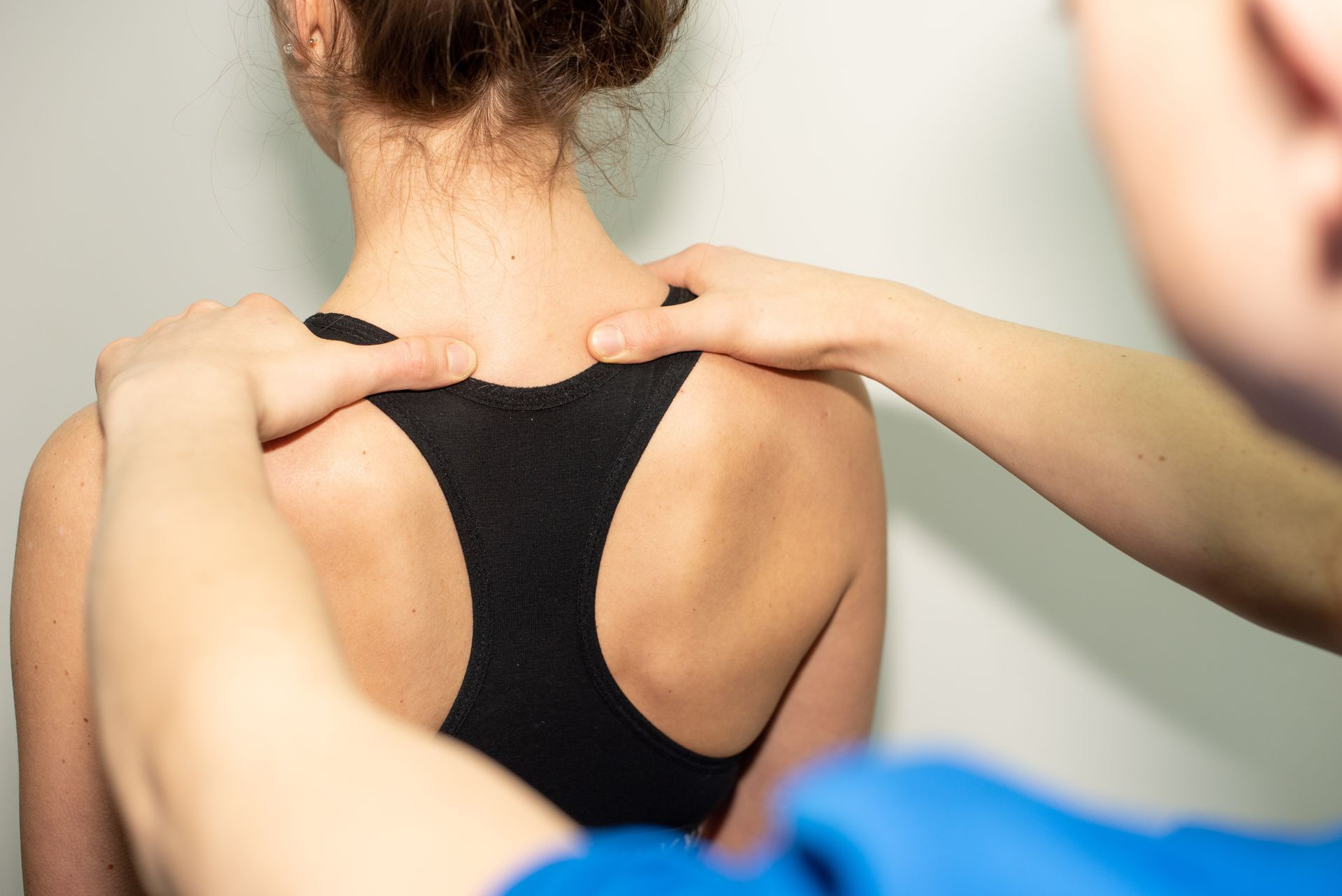 Un praticien examine le dos d'une patiente