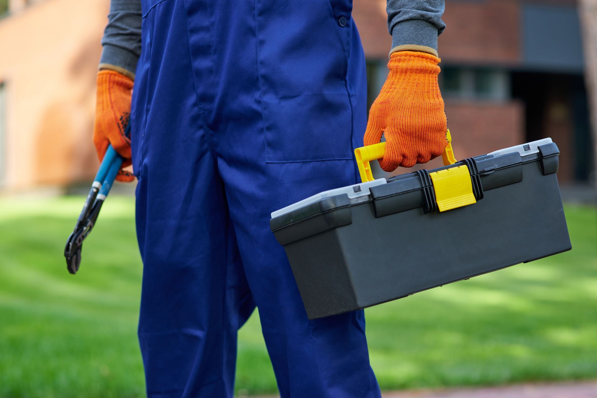 Un homme avec une caisse à outils