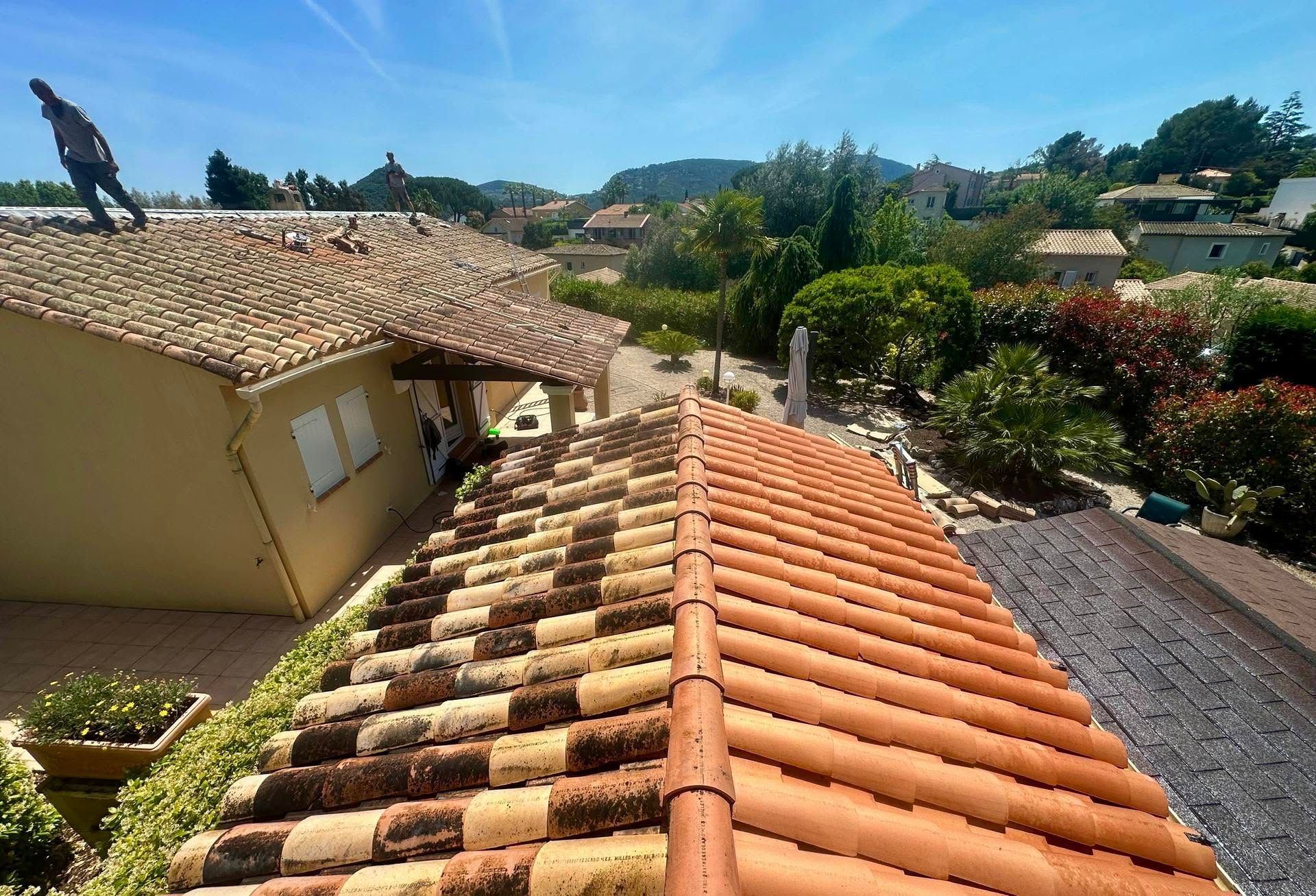 Vue sur les toits avec un couvreur sur une toiture