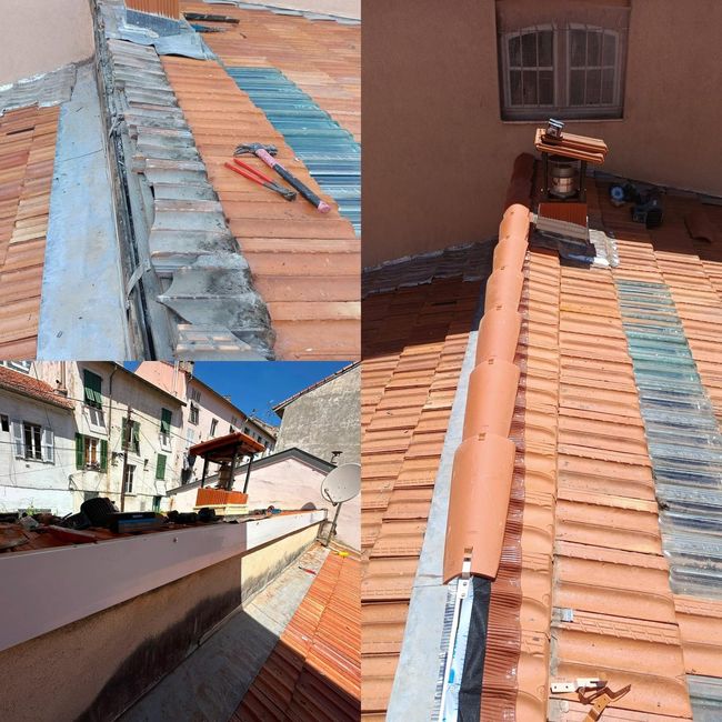 Réparation de toiture avec des tuiles orange, une sous-couche bleue et des outils à côté d'une noue de toit étroite.