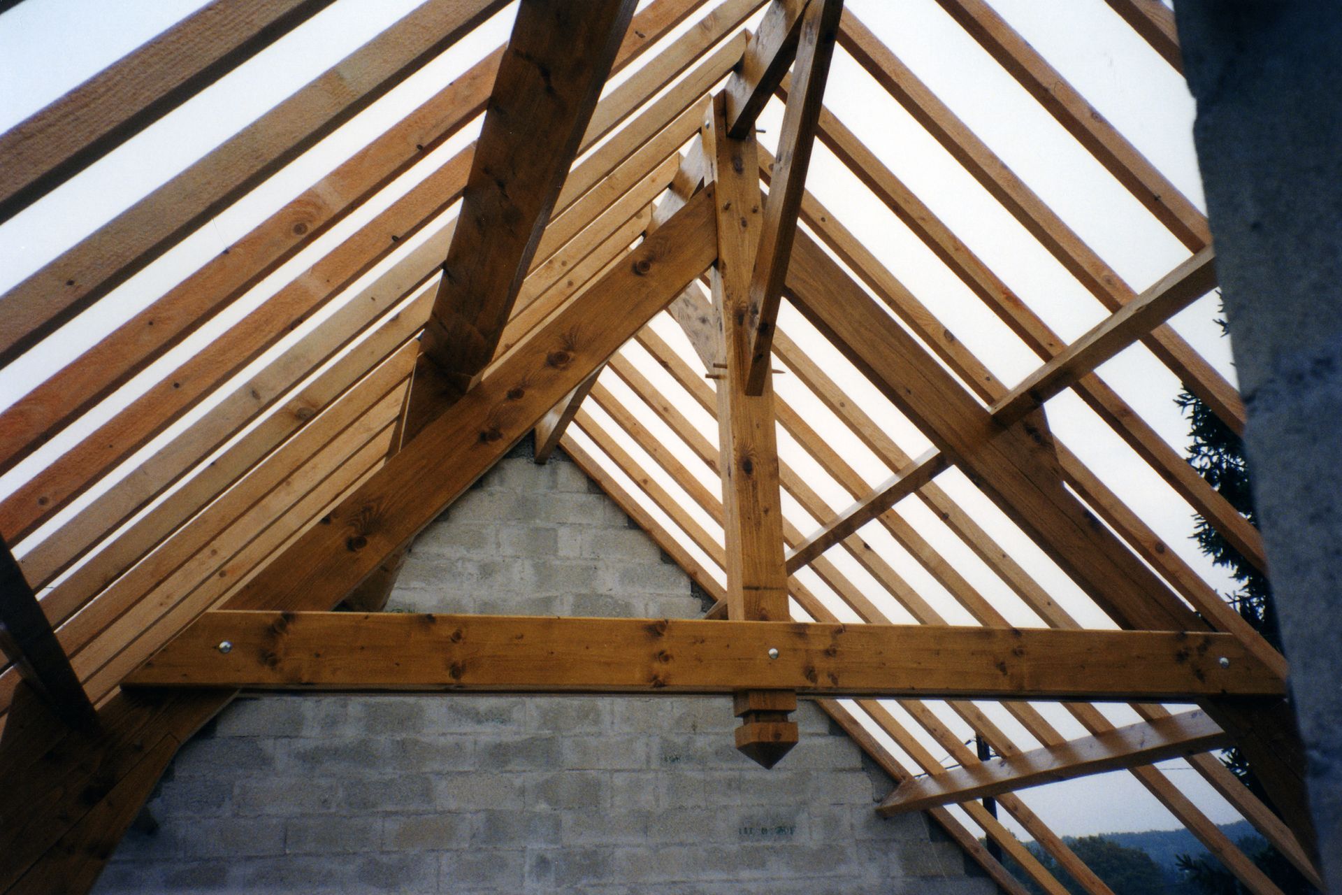 Charpente en bois soutenant un bâtiment à pignon en construction