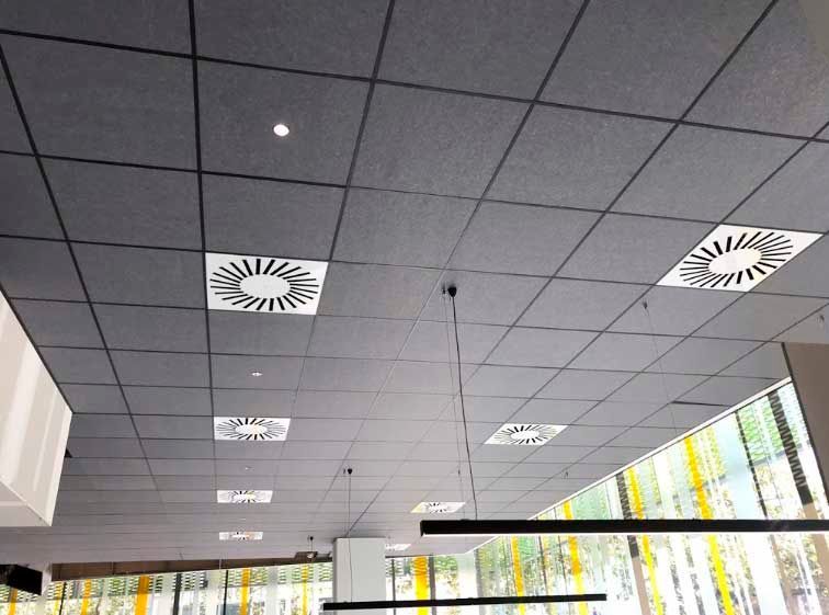 Un techo con muchos cuadrados.