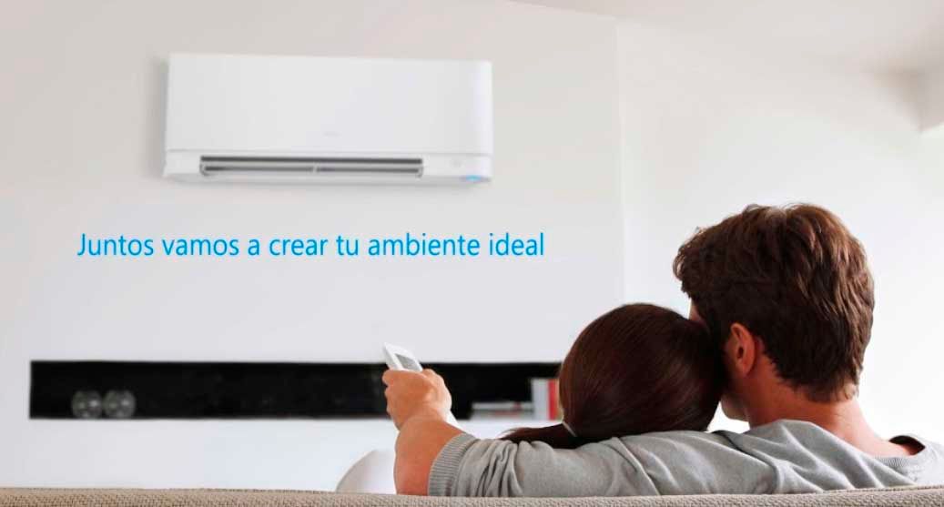 Un hombre y una mujer están sentados en un sofá sosteniendo un control remoto.