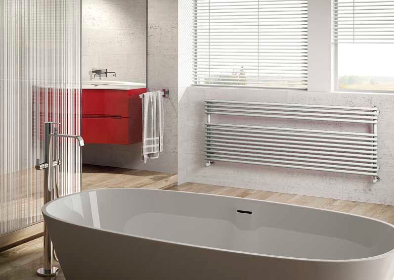 Un baño con bañera y toallero en la pared.