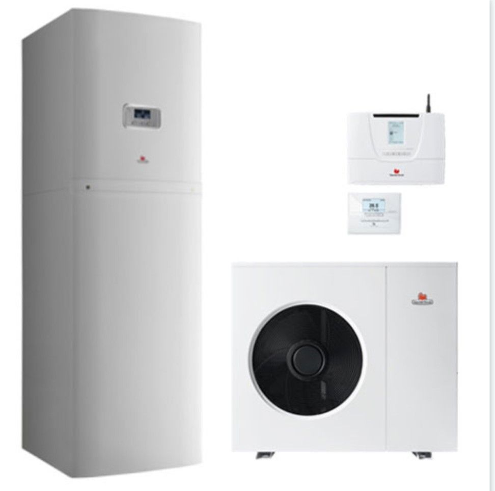 Un refrigerador blanco y un aire acondicionado blanco sobre un fondo blanco.