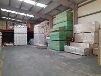 Un gran almacén lleno de muchas cajas apiladas una encima de otra.