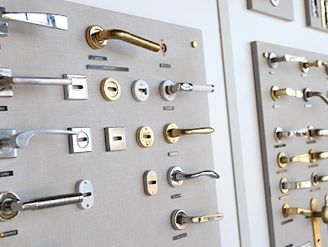 Hay muchos tipos diferentes de manijas de puerta en la pared.