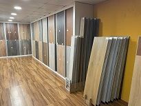 Una habitación llena de muchos tipos diferentes de pisos de madera.