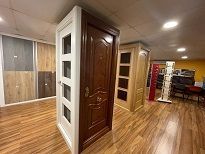 Hay muchos tipos diferentes de puertas en esta habitación.