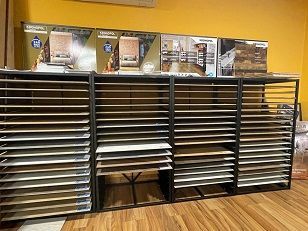 Una vitrina llena de muchos tipos diferentes de pisos en una tienda.