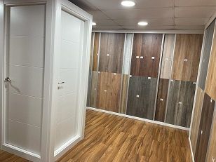 Hay muchos tipos diferentes de madera en esta habitación.