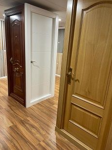 Hay dos tipos diferentes de puertas en la habitación.