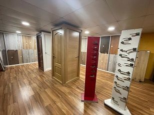 Hay muchos tipos diferentes de puertas en esta habitación.