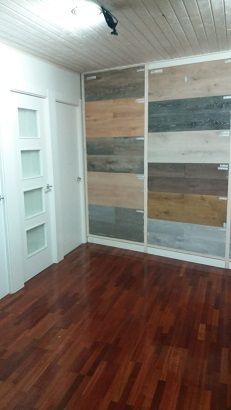 Hay muchos tipos diferentes de madera en esta habitación.