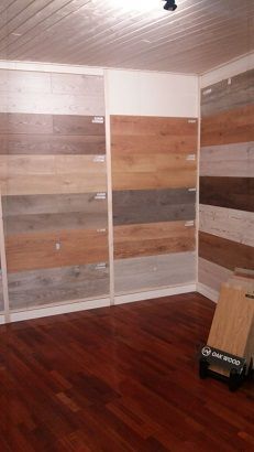 Hay muchos tipos diferentes de madera en esta habitación.