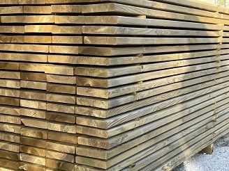 Una pila de tablas de madera colocadas una encima de otra.