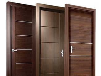 Tres puertas de madera están una al lado de la otra sobre un fondo blanco.