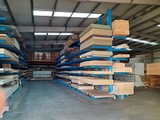 Un gran almacén lleno de mucha madera y metal.