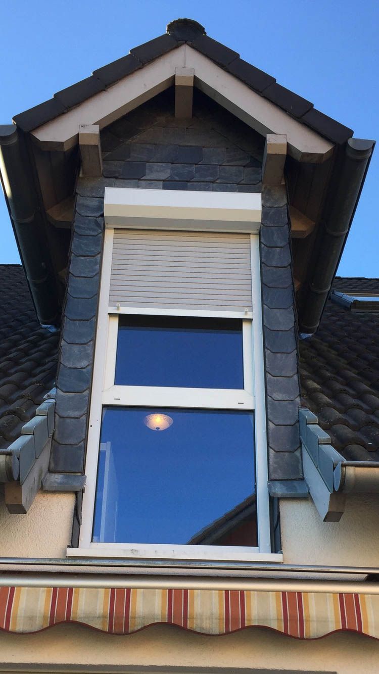 Ein Fenster mit einem Rollladen darüber