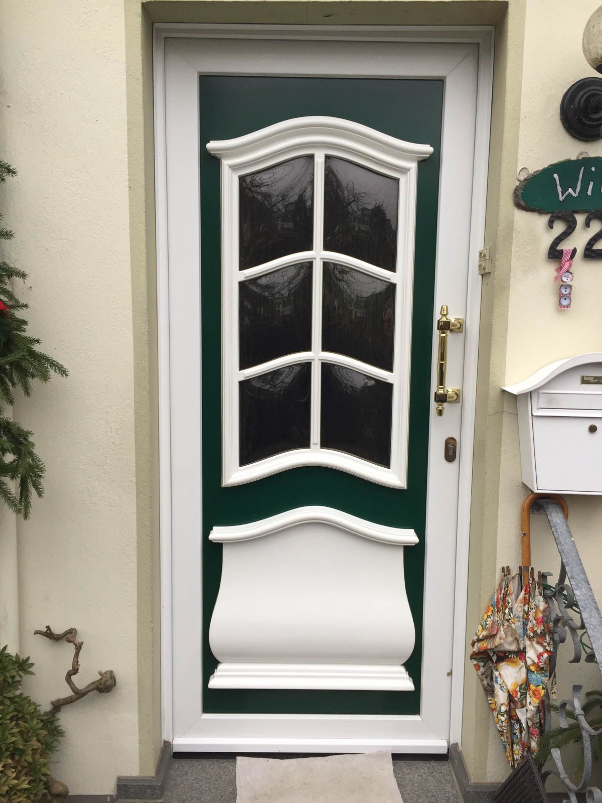 Eine grün-weiße Tür mit einem Fenster darauf