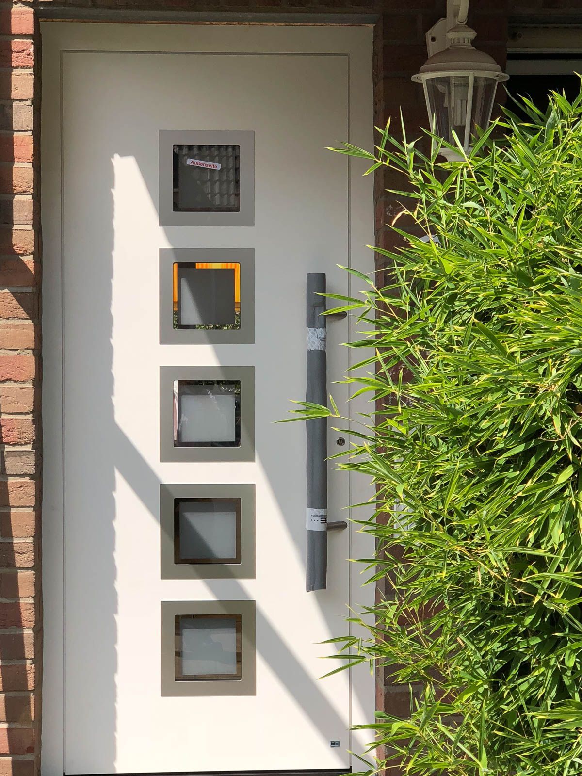 Eine weiße Tür mit vier Quadraten darauf