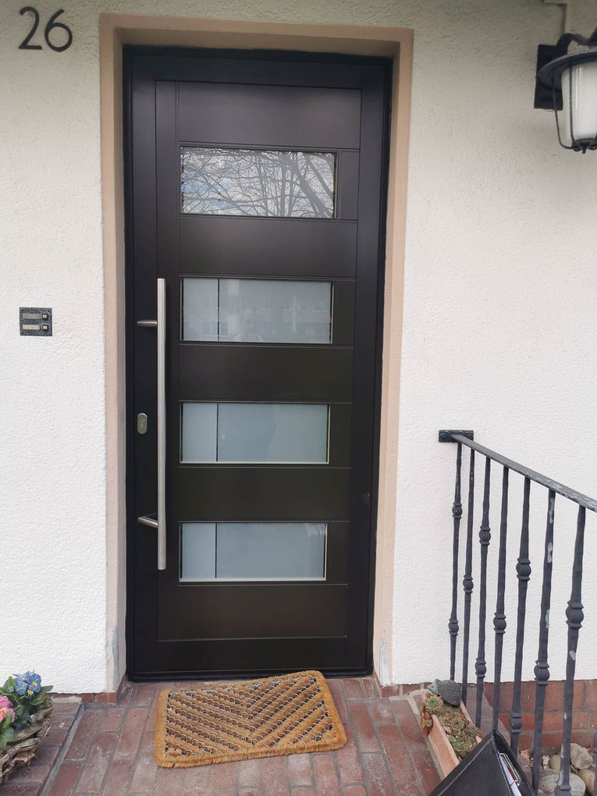 Eine schwarze Tür mit der Nummer 26 darauf