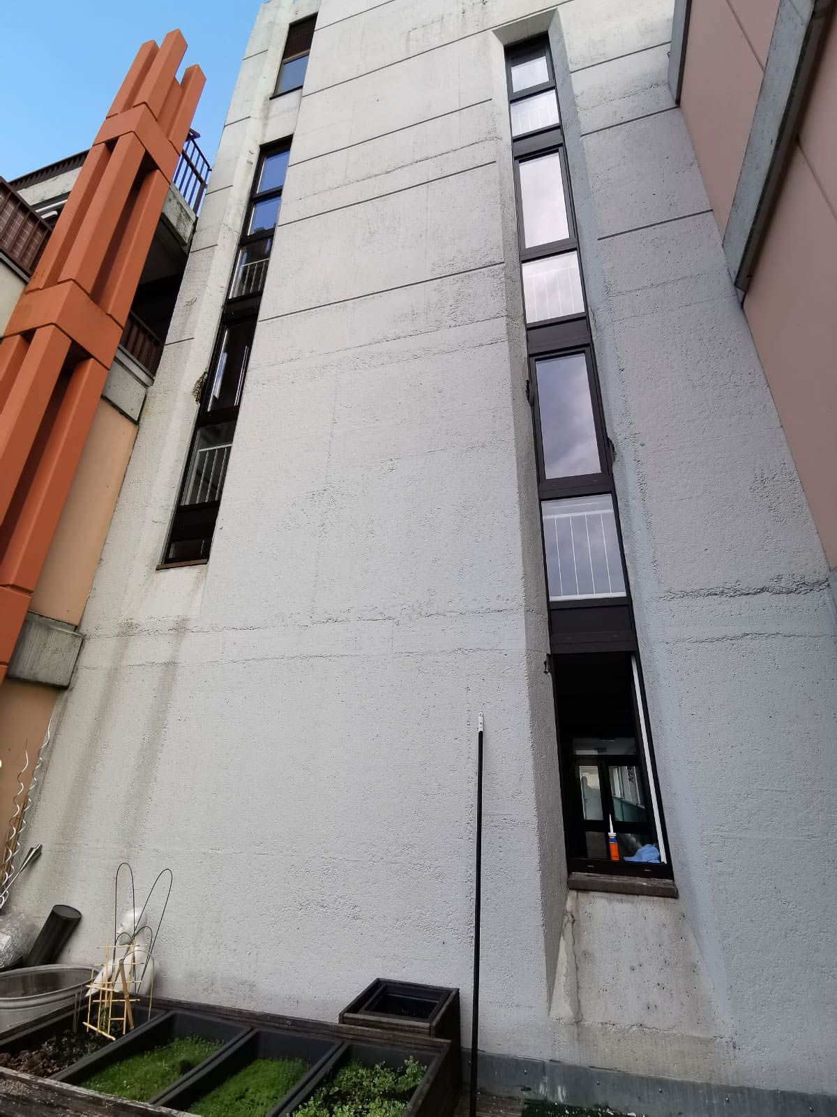 Ein sehr hohes Gebäude mit vielen Fenstern