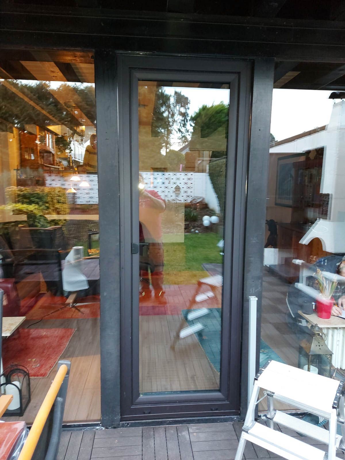 Durch eine Glasschiebetür gelangt man ins Wohnzimmer.