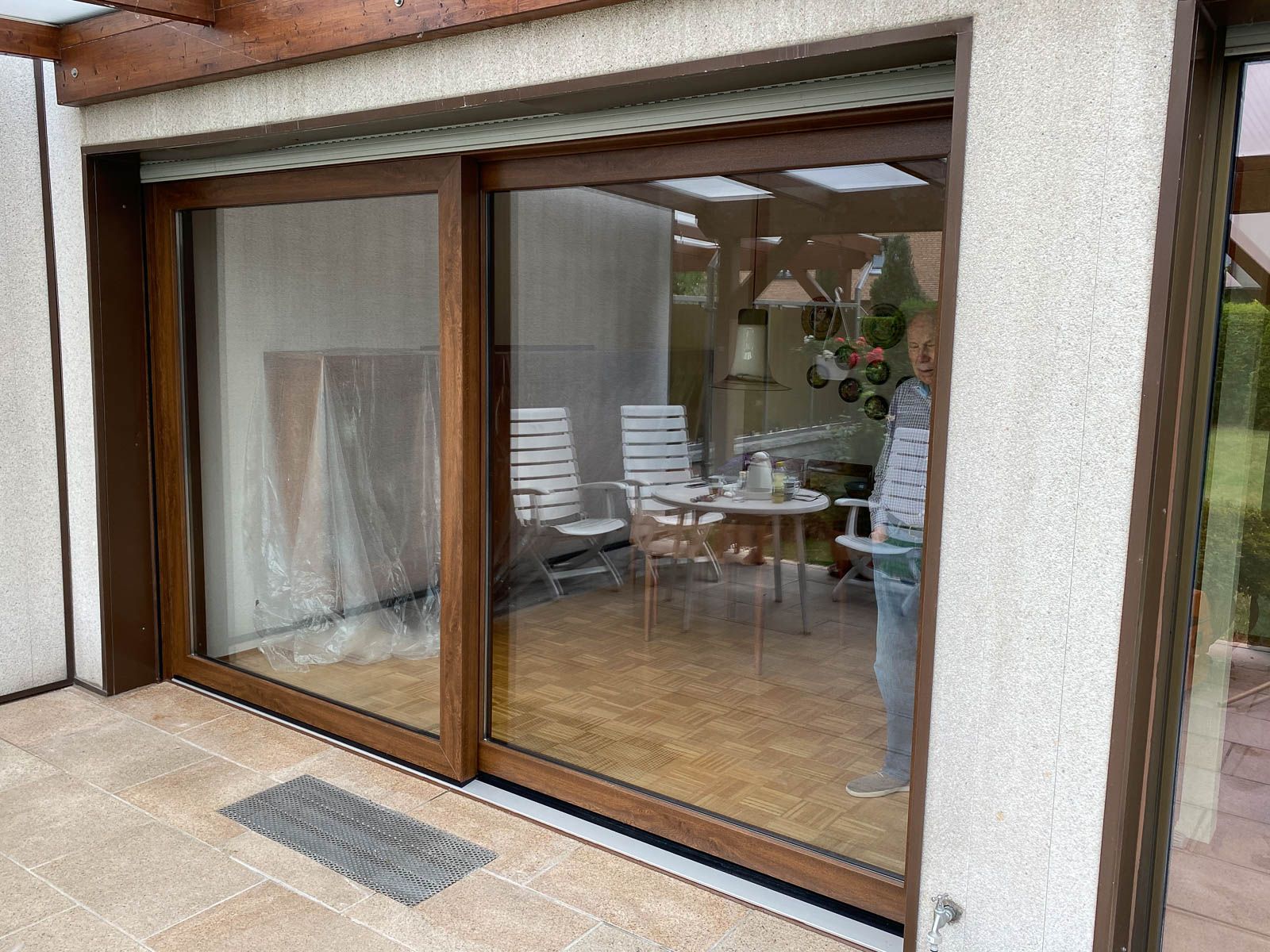 Ein Mann steht vor einer Glasschiebetür.