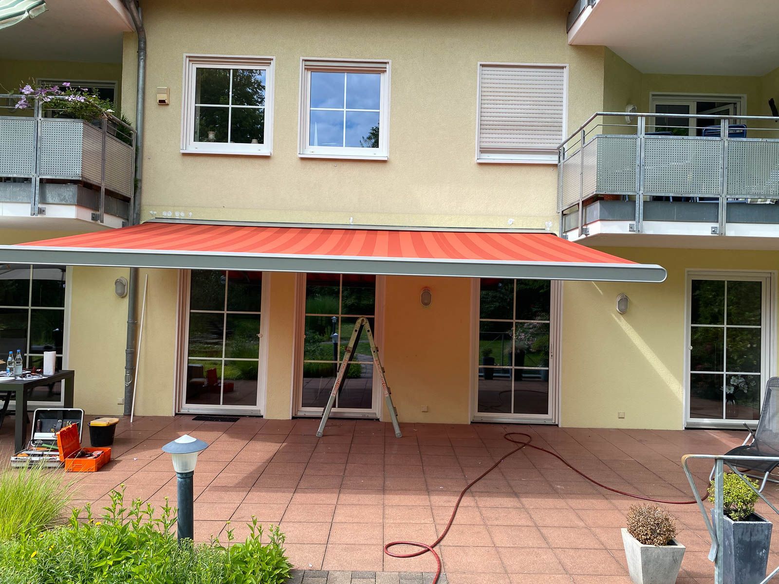 Ein Haus mit einer roten Markise an der Vorderseite