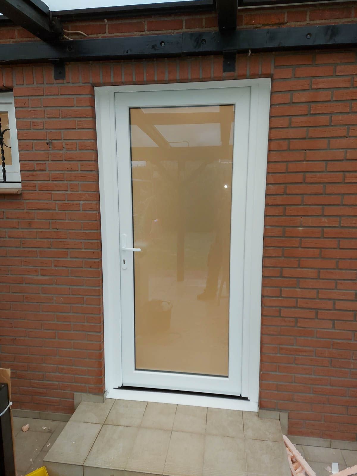 Eine weiße Tür auf einer roten Backsteinmauer