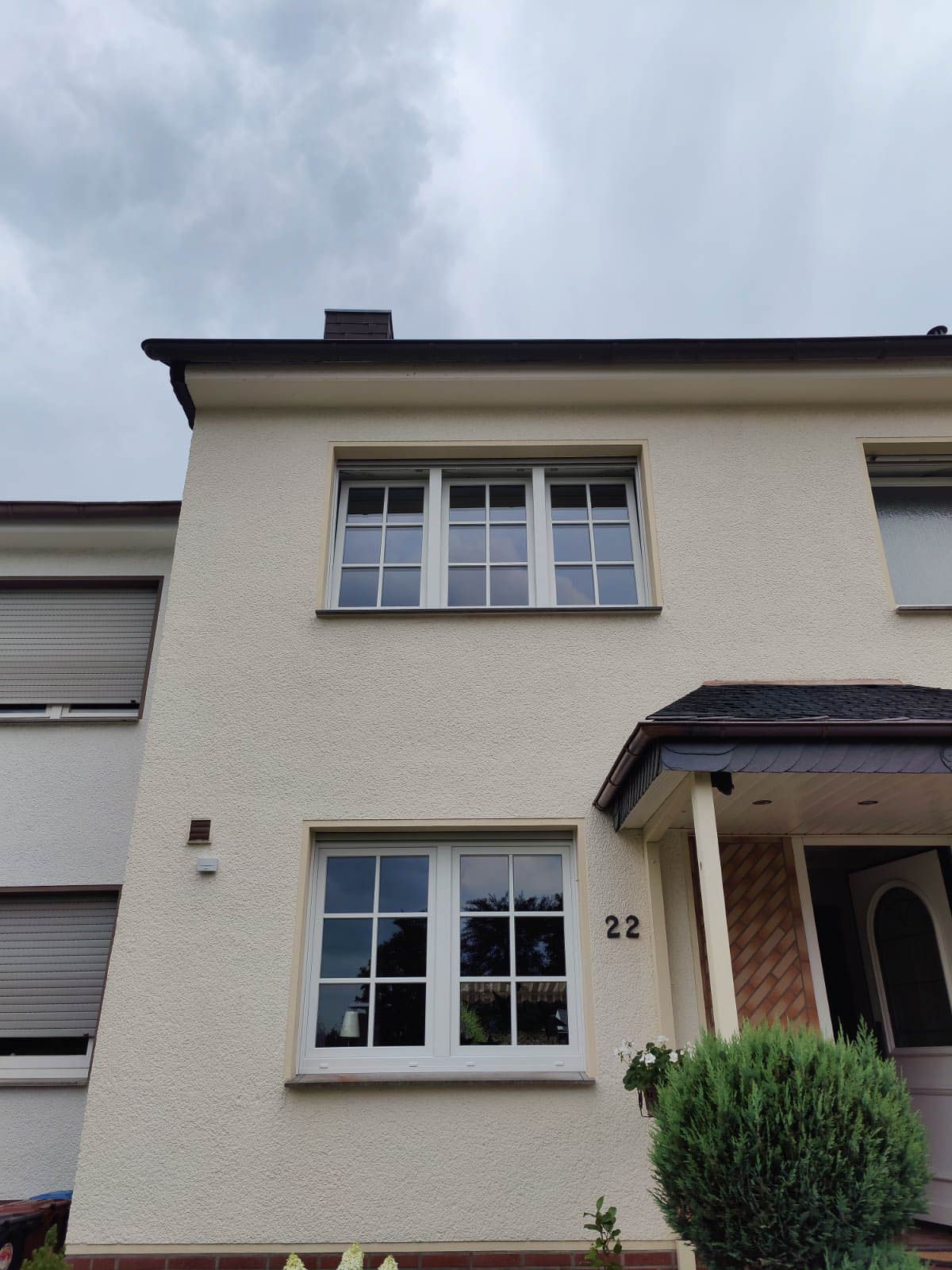 Ein Haus mit der Nummer 22 auf der Vorderseite