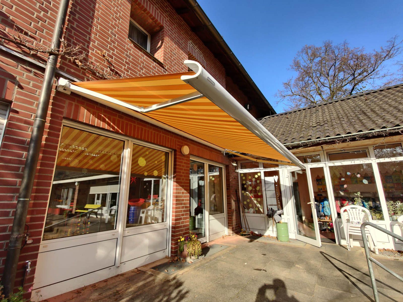 Ein Backsteingebäude mit einer großen Markise an der Seite