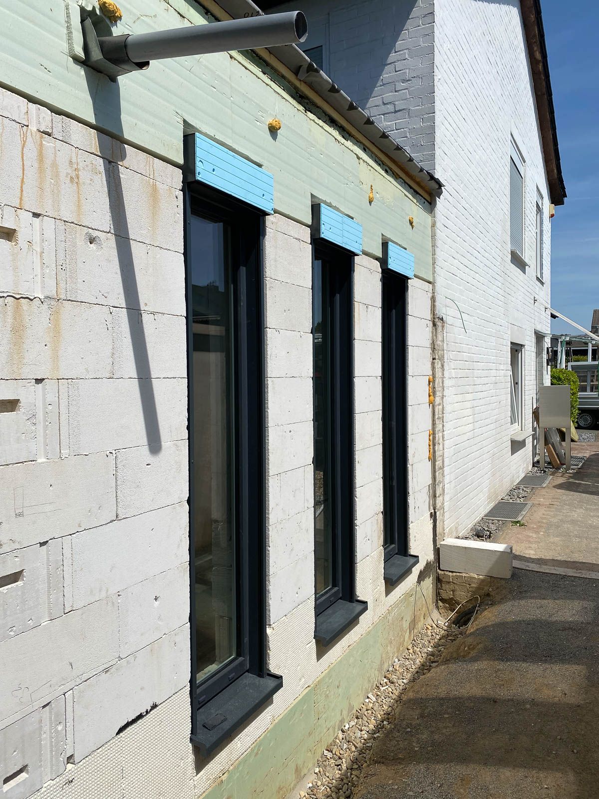 Ein weißes Backsteingebäude mit vielen Fenstern