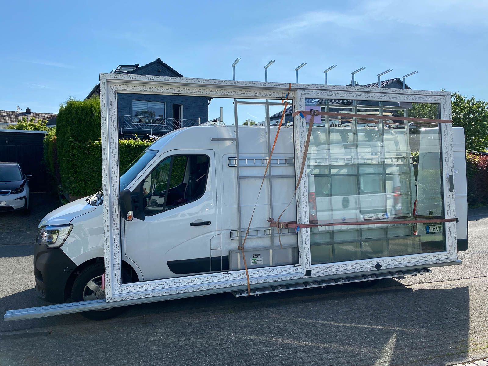 Ein weißer Lieferwagen steht am Straßenrand.