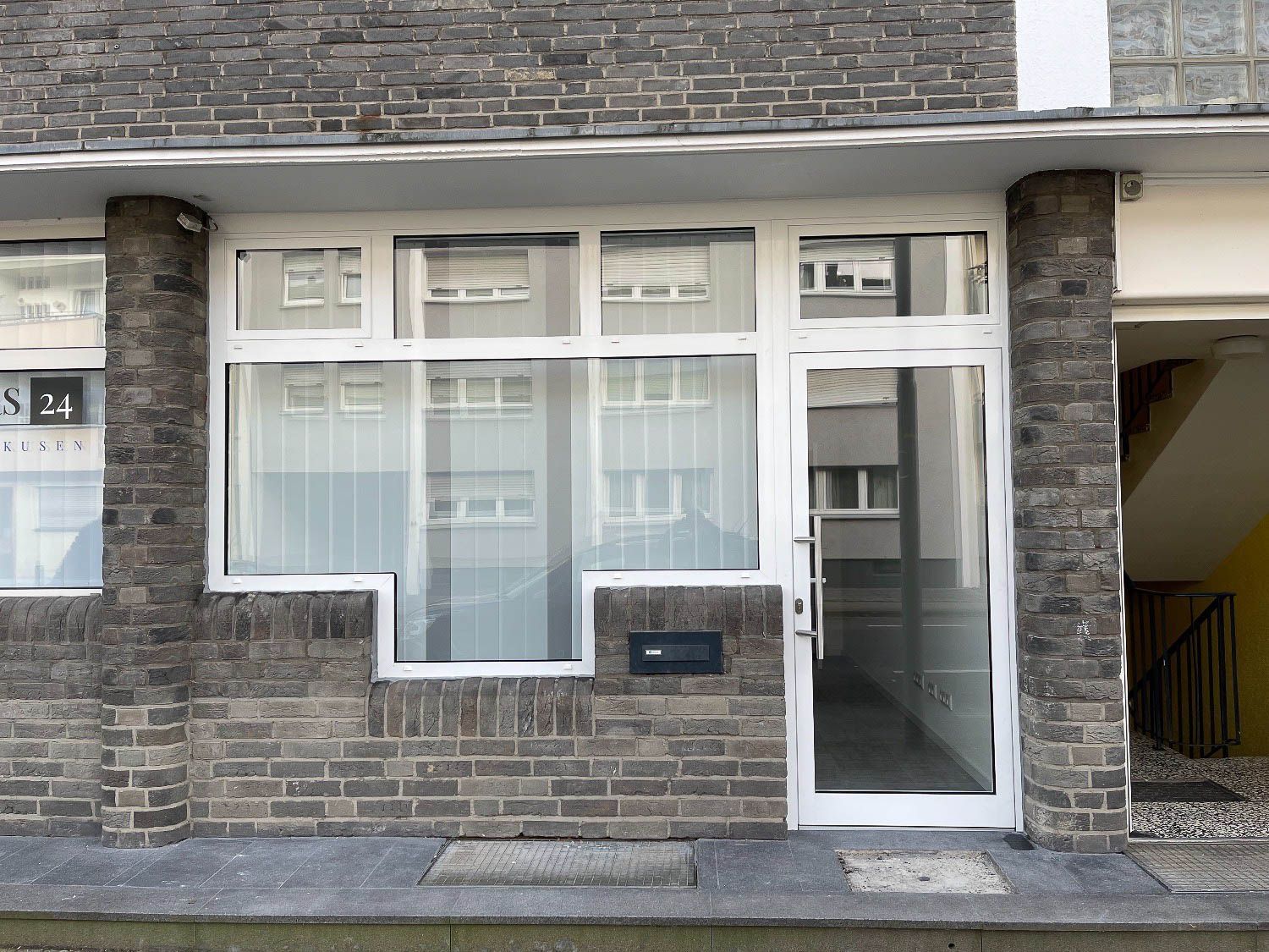 Ein Backsteingebäude mit der Nummer 24 darauf
