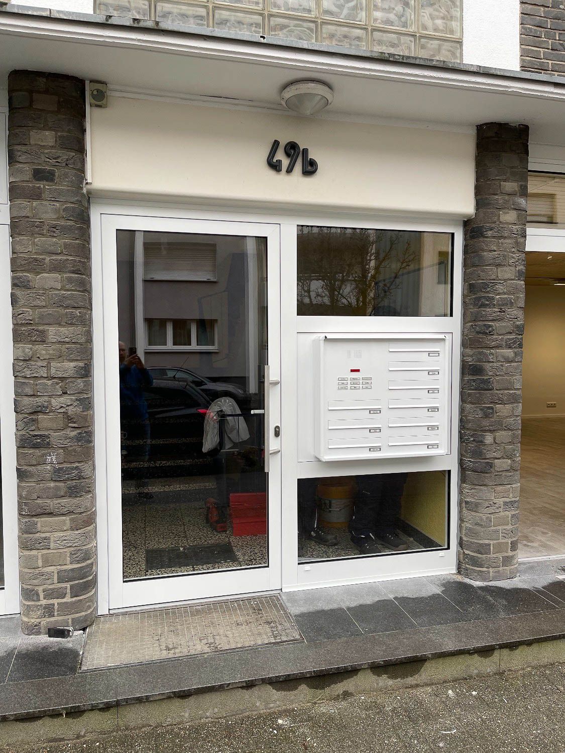 Eine weiße Tür mit der Nummer 296 darauf