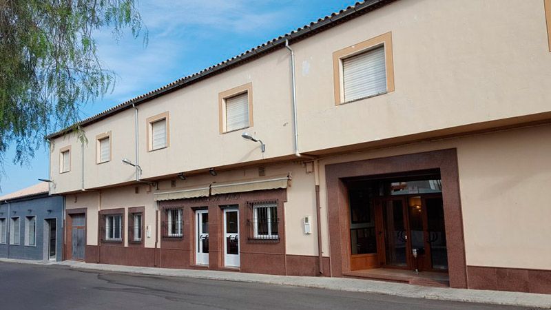 Un edificio grande con muchas ventanas y puertas.