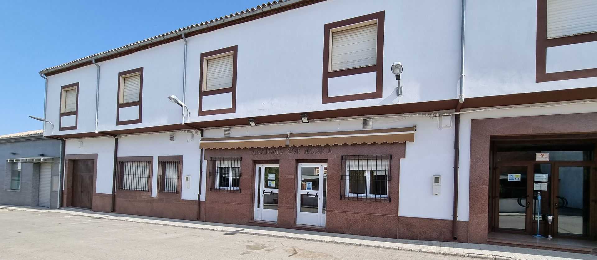 Un edificio blanco con muchas ventanas y puertas.