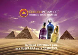 Un cartel de la pirámide dorada con pirámides al fondo.