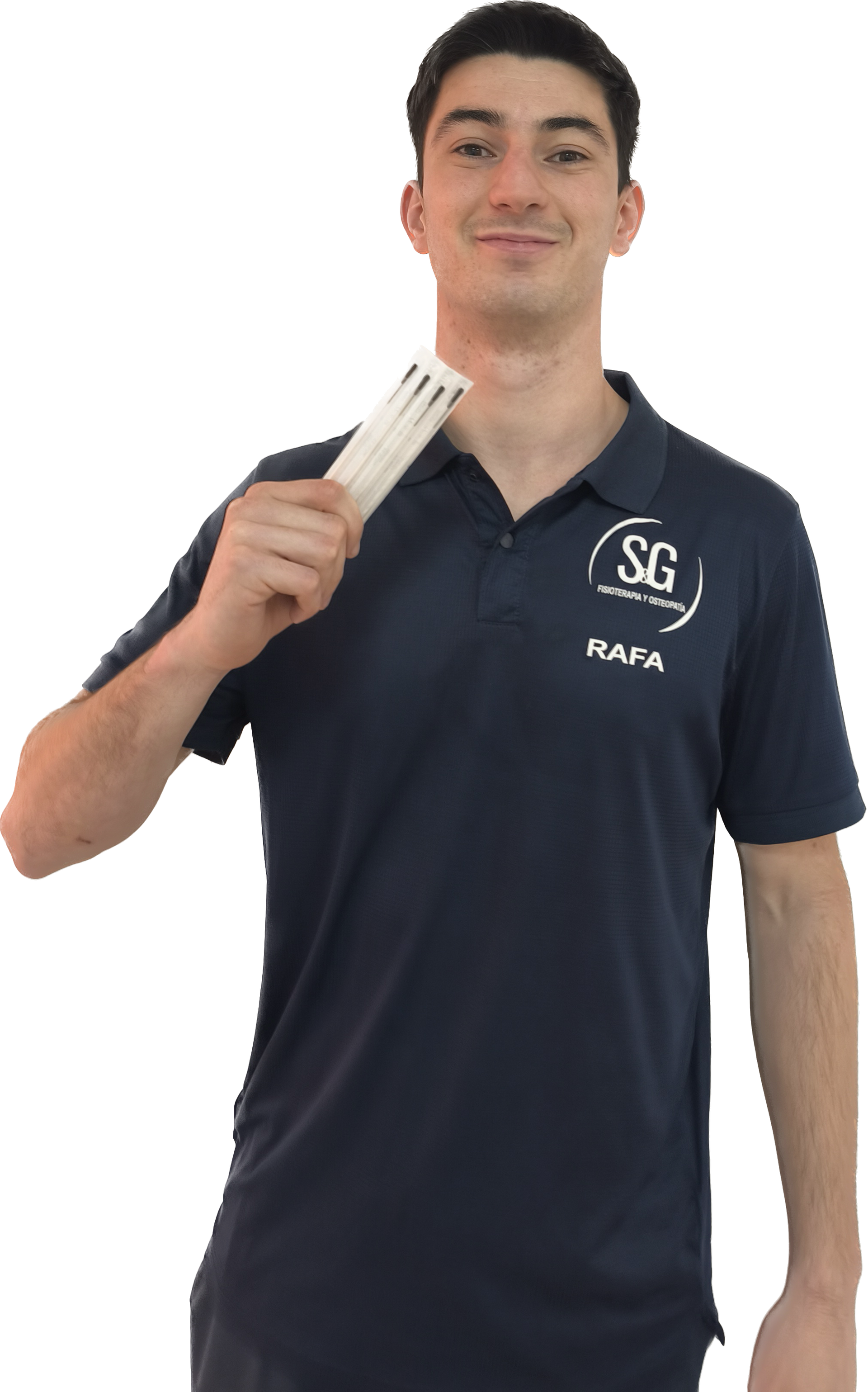 Hombre con los brazos cruzados, sonriendo. Vistiendo un polo azul marino sobre un fondo blanco liso.